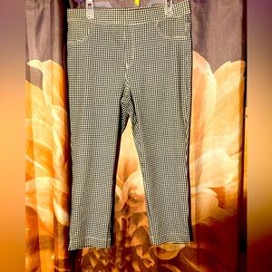 Black and white pull on pants size XL very stretchy